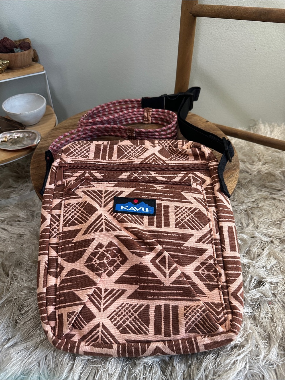 KAVU Keepalong Cross Body Bag Geometric Aztec Pattern Adjustable Strap